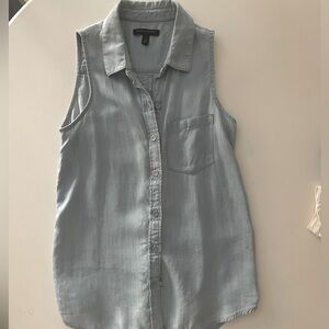 Excellent condition, relaxed denim. Sleeveless button down. XS banana republic.
